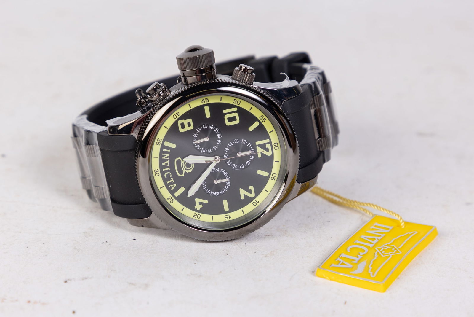 Invicta Diver Men's Watch: Invicta Diver Men's Watch, model #1805, stainless steel and polyurethane, Japan Quartz movement, 100m water resistance Size 6" x 6" x 6" Literature Brooks Auction is not responsible for outbids. Que