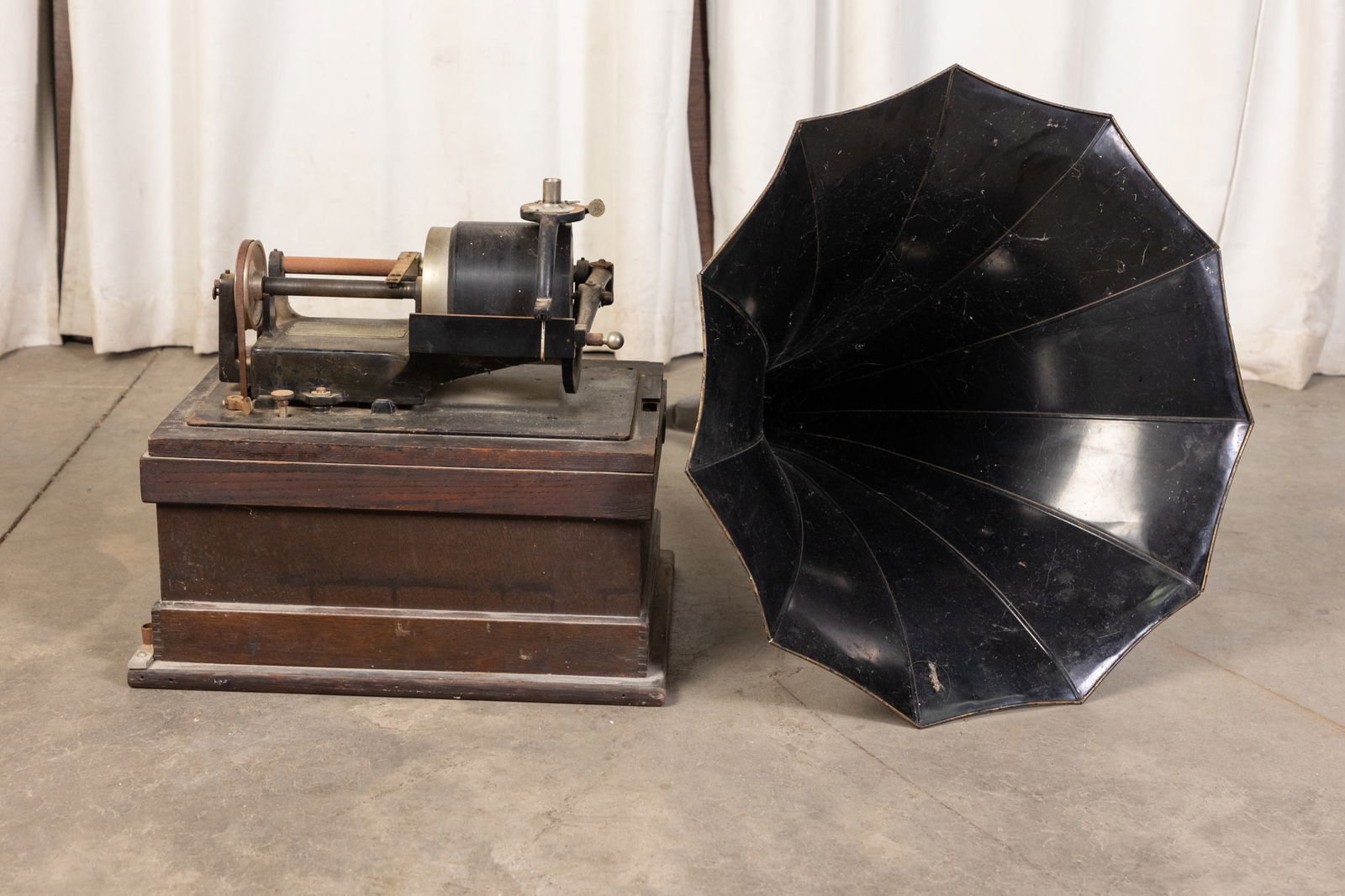 Edison Home Phonograph with Large Horn (1 of 8)
