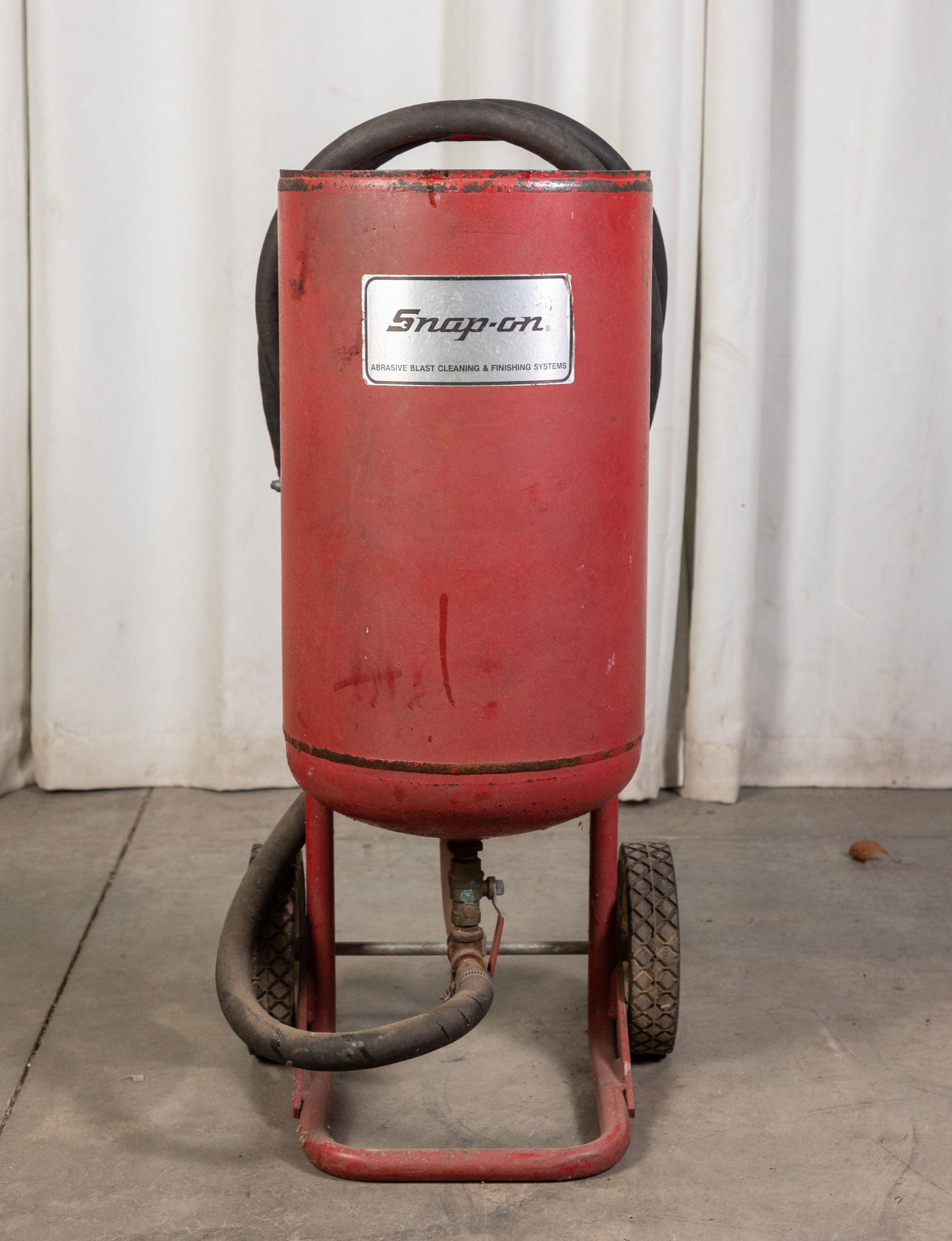 Snap On Sand Blast Pot Model YA 449 A: Snap On Sand Blast Pot Model YA 449 A Size 33" x 12" x 19" Literature Brooks Auction is not responsible for outbids. Questions? Call the office at (856) 694-2960 or email us directly at info@brooks.