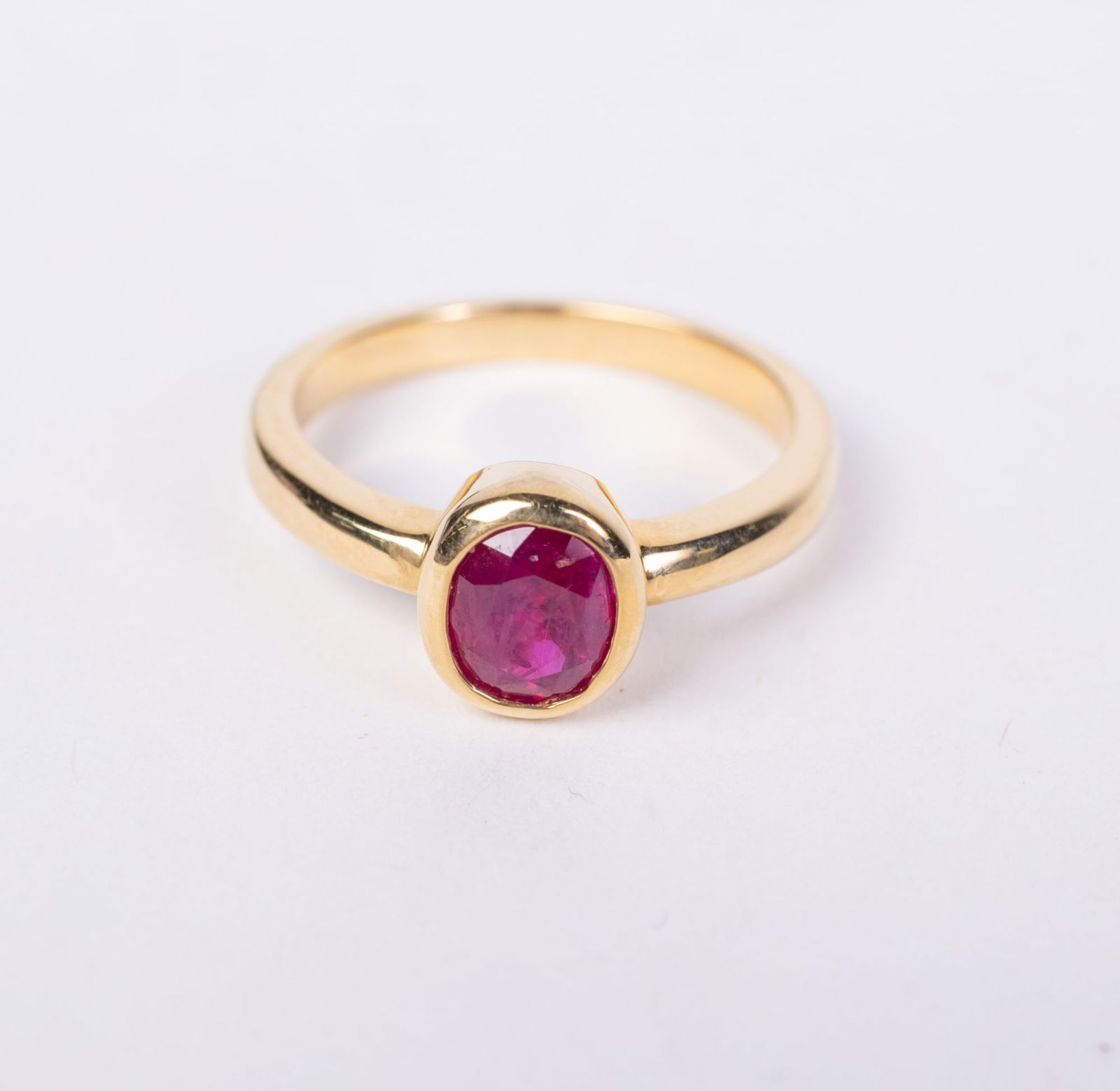 18ky Oval Ruby Solitaire Ring (1 of 4)