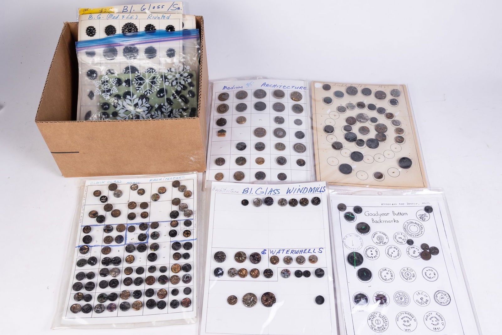 Assorted Vintage Buttons (1 of 7)