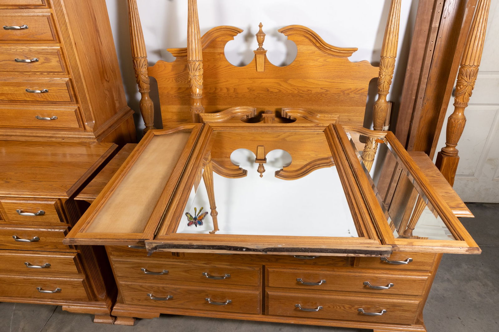 Four Piece Oak Bedroom Set (1 of 19)