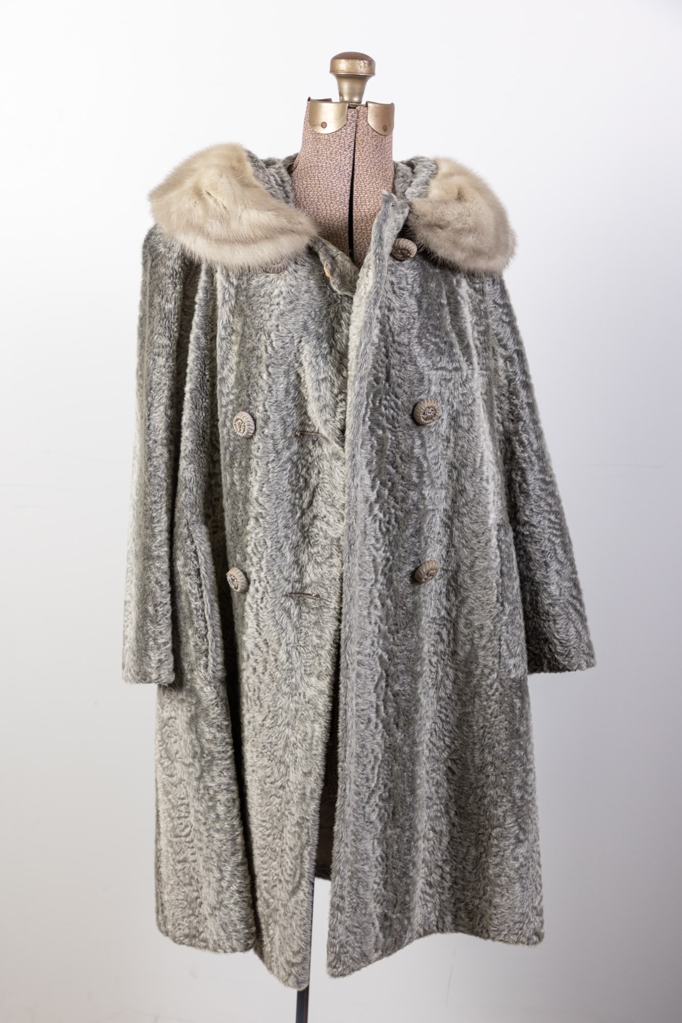Vintage 1960s Bacara Faux Persian Lamb Coat with Real Mink Collar: Vintage 1960s Bacara Faux Persian Lamb Coat with Real Mink Collar Literature Brooks Auction is not responsible for outbids. Questions? Call the office at (856) 694-2960 or email us directly at info@b