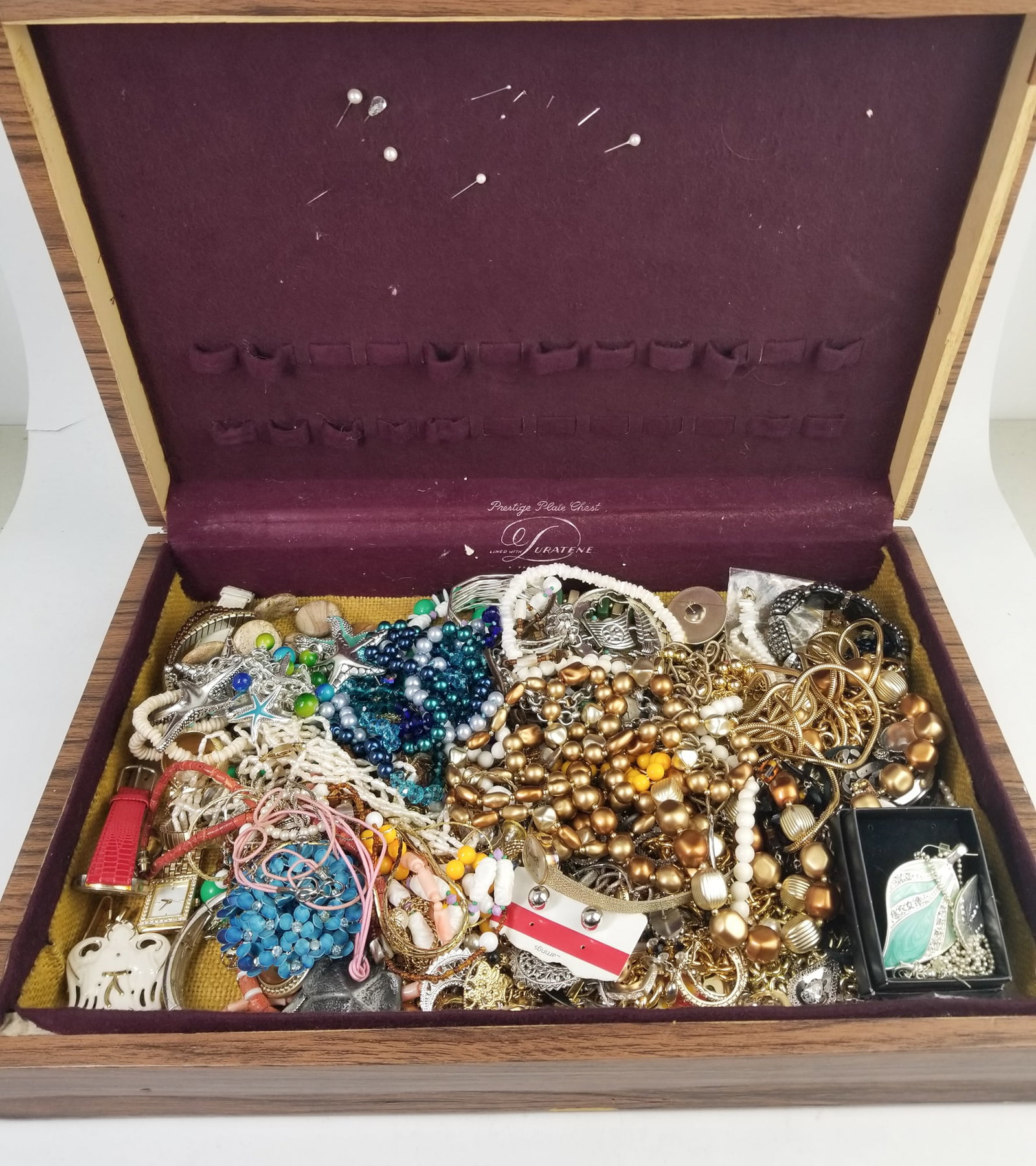 Assorted Costume Jewelry Lot: Assorted Costume Jewelry Lot Literature Brooks Auction is not responsible for outbids. Questions? Call the office at (856) 694-2960 or email us directly at info@brooks.auction. • Please read des