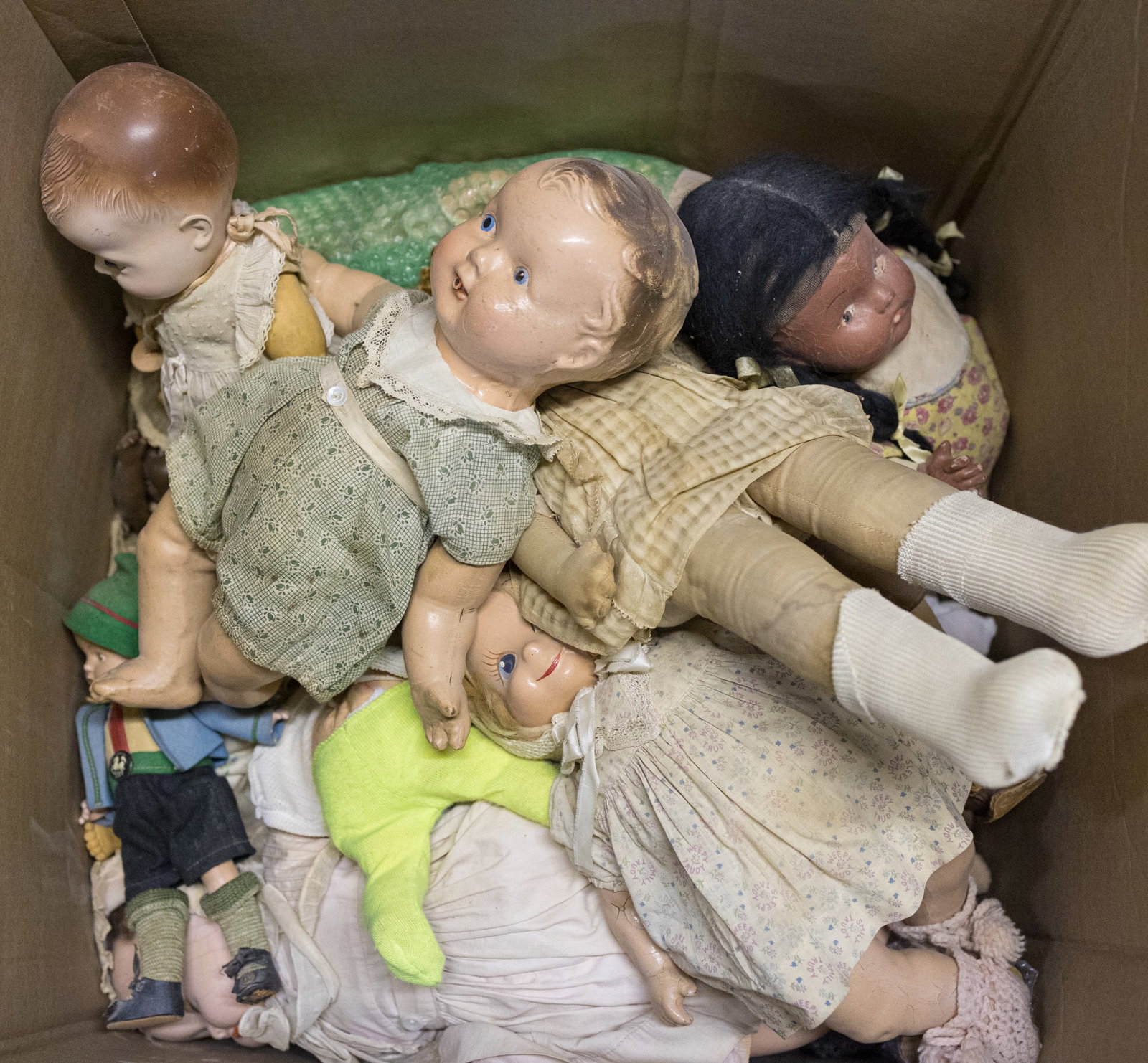 Large Lot of Vintage and Antique Dolls: Large Lot of Vintage and Antique Dolls Size 24" x 18" x 18" Literature Brooks Auction is not responsible for outbids. Questions? Call the office at (856) 694-2960 or email us directly at info@brooks