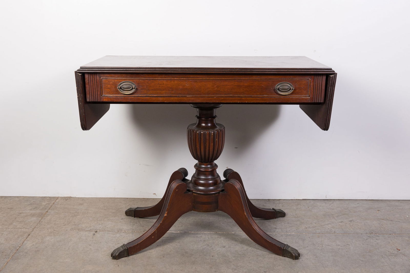 Vintage Duncan Phyfe Style Drop Side Table w Claw Feet: Vintage Duncan Phyfe Style Drop Side Table w Claw Feet Size 31" x 36" x 18" Literature Brooks Auction is not responsible for outbids. Questions? Call the office at (856) 694-2960 or email us directl
