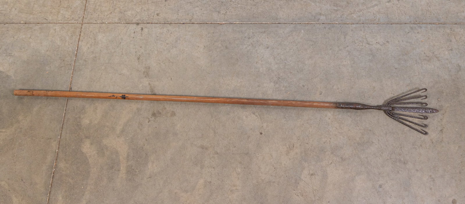 Vintage Eel Spike: Vintage Eel Spike, iron tipped, wood body Literature Brooks Auction is not responsible for outbids. Questions? Call the office at (856) 694-2960 or email us directly at info@brooks.auction. • Pl