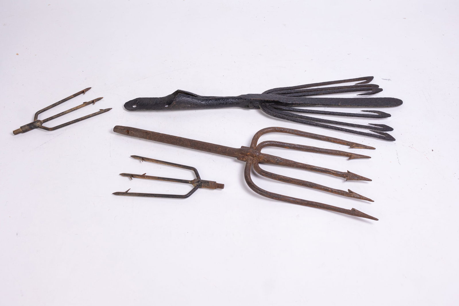 Lot of Vintage Eel Spikes: Lot of Vintage Eel Spikes, tips only, no poles Size 7" x 12" x 12" (box size) Literature Brooks Auction is not responsible for outbids. Questions? Call the office at (856) 694-2960 or email us direc