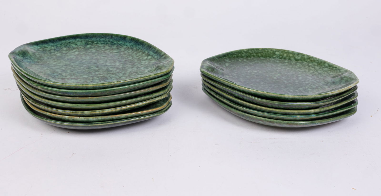 Twelve Roseville Raymor by Ben Seibel Frogskin Oval Dishes: Twelve Roseville Raymor by Ben Seibel Frogskin Oval Dishes Size 7" x 12" x 12" (box size) Literature Brooks Auction is not responsible for outbids. Questions? Call the office at (856) 694-2960 or em