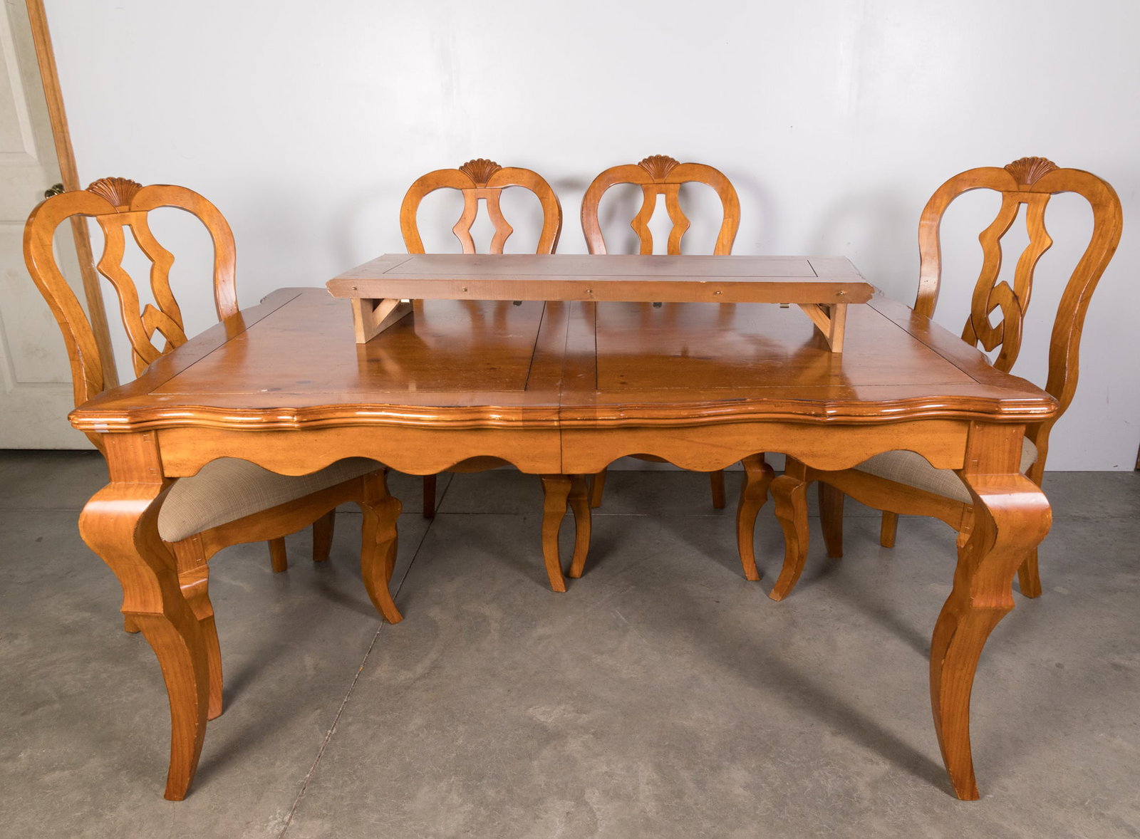 Vintage Country Kitchen Style Wooden Dining Set: Vintage Country Kitchen Style Wooden Dining Set, includes leaf, table, and four chairs Size 61" x 40" x 29" Literature Brooks Auction is not responsible for outbids. Questions? Call the office at (8