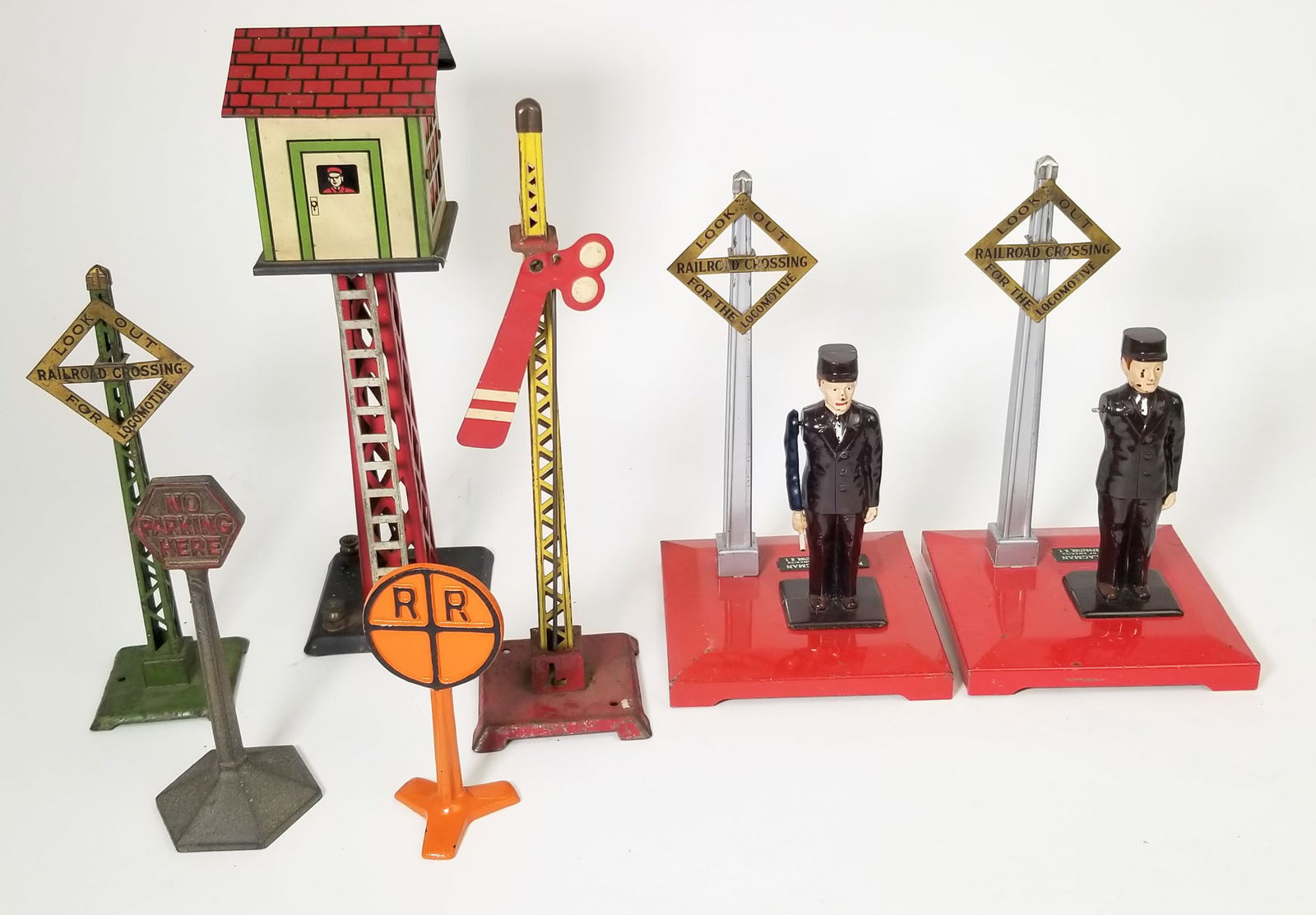 Eight American Flyer Northern Pacific Model Railroad Train Cars (1 of 8)