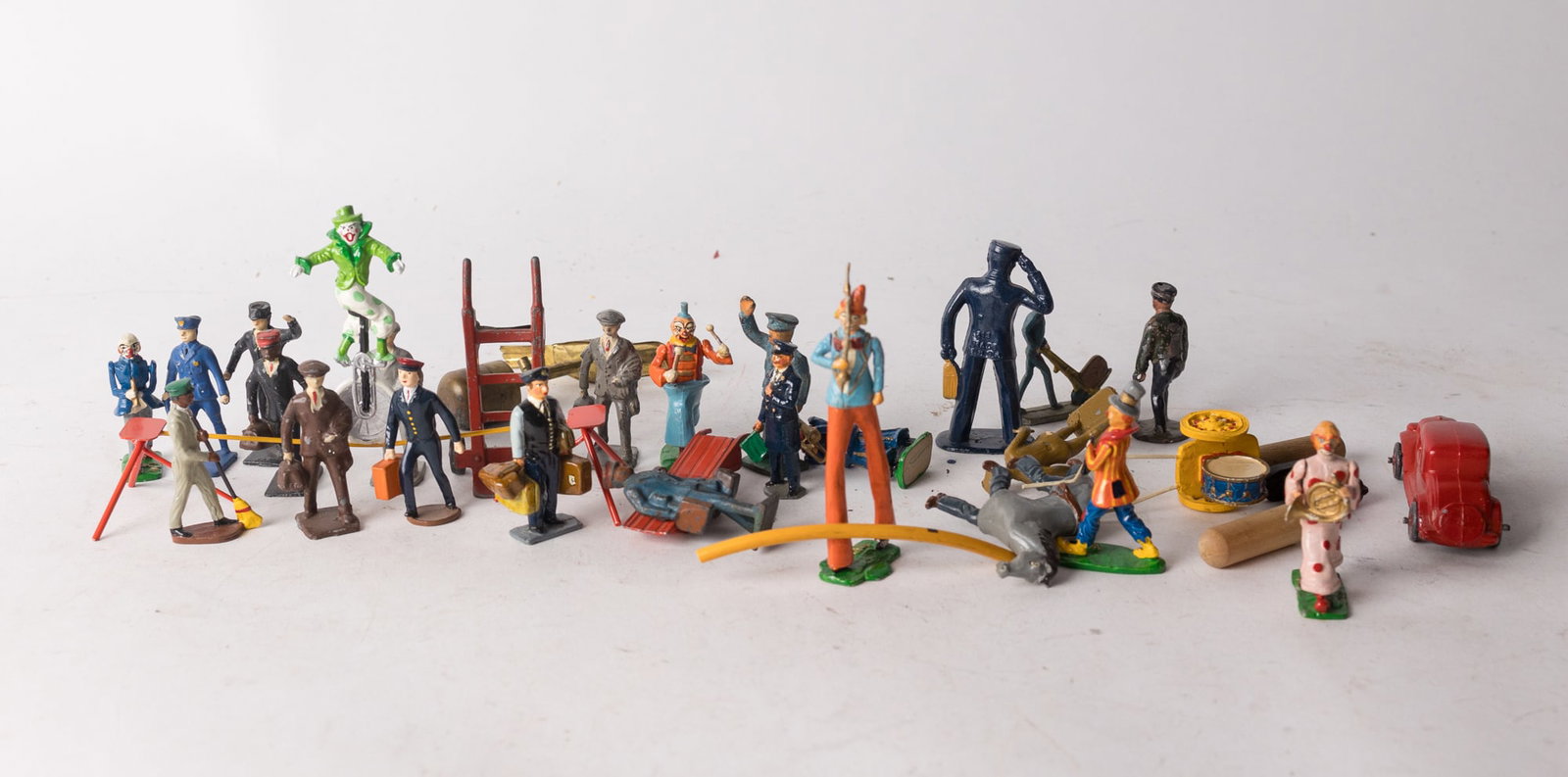 Lot of Vintage Lead Figurines: Lot of Vintage Lead Figurines Size 7" x 12" x 12" (box size) Literature Brooks Auction is not responsible for outbids. Questions? Call the office at (856) 694-2960 or email us directly at info@brook