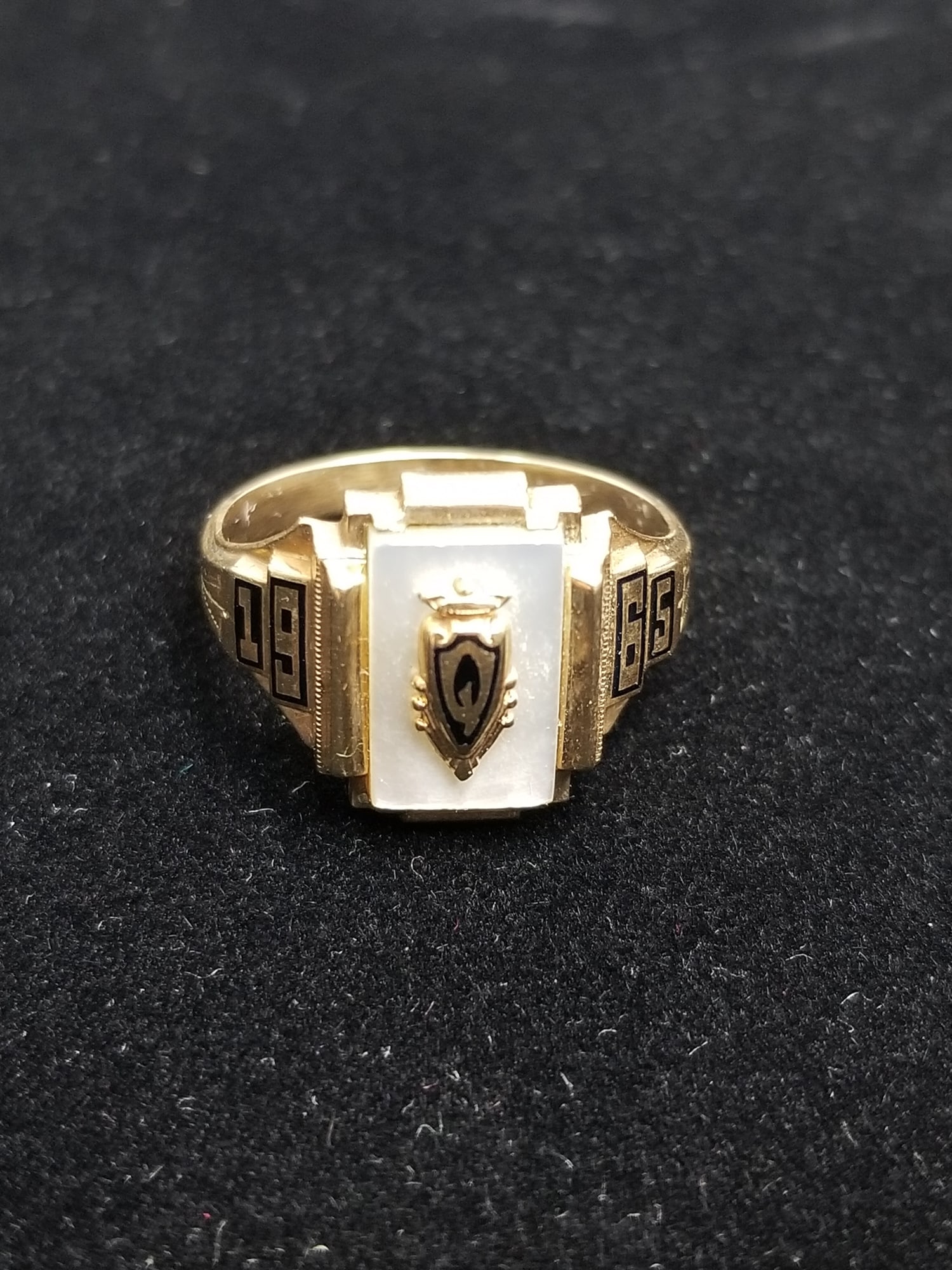 10KY Gold Class Ring (1 of 7)