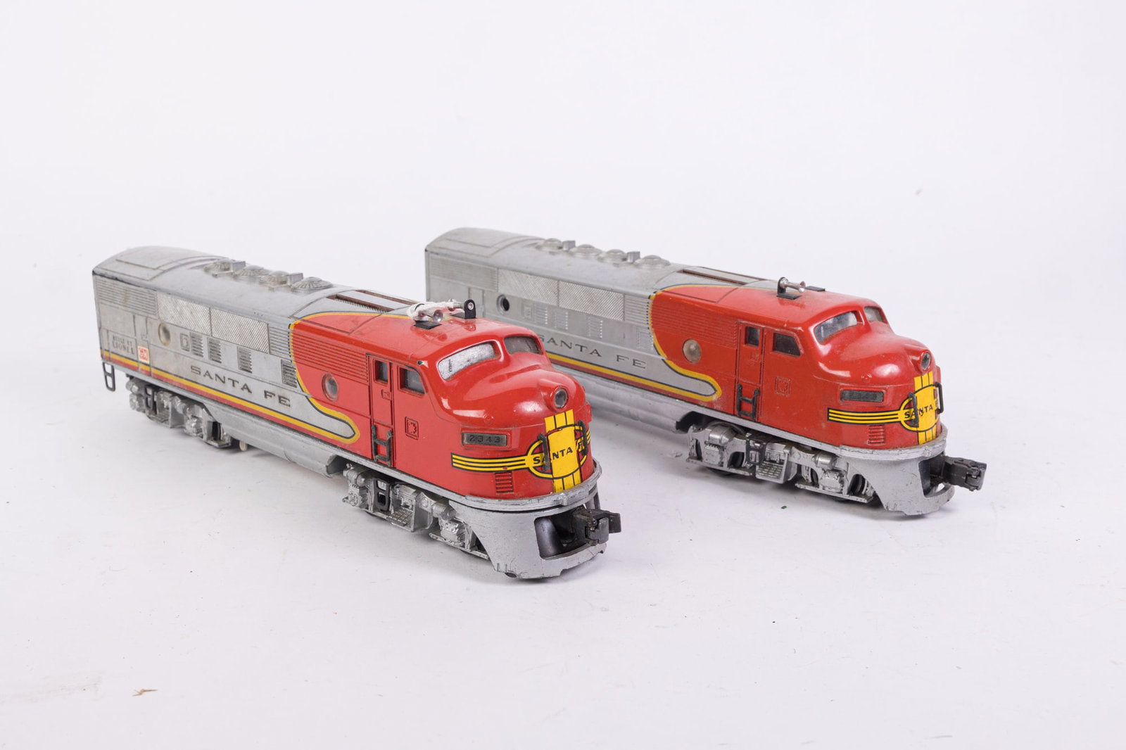 Lionel 2343 Santa Fe O Gauge AA Locomotives (1 of 16)