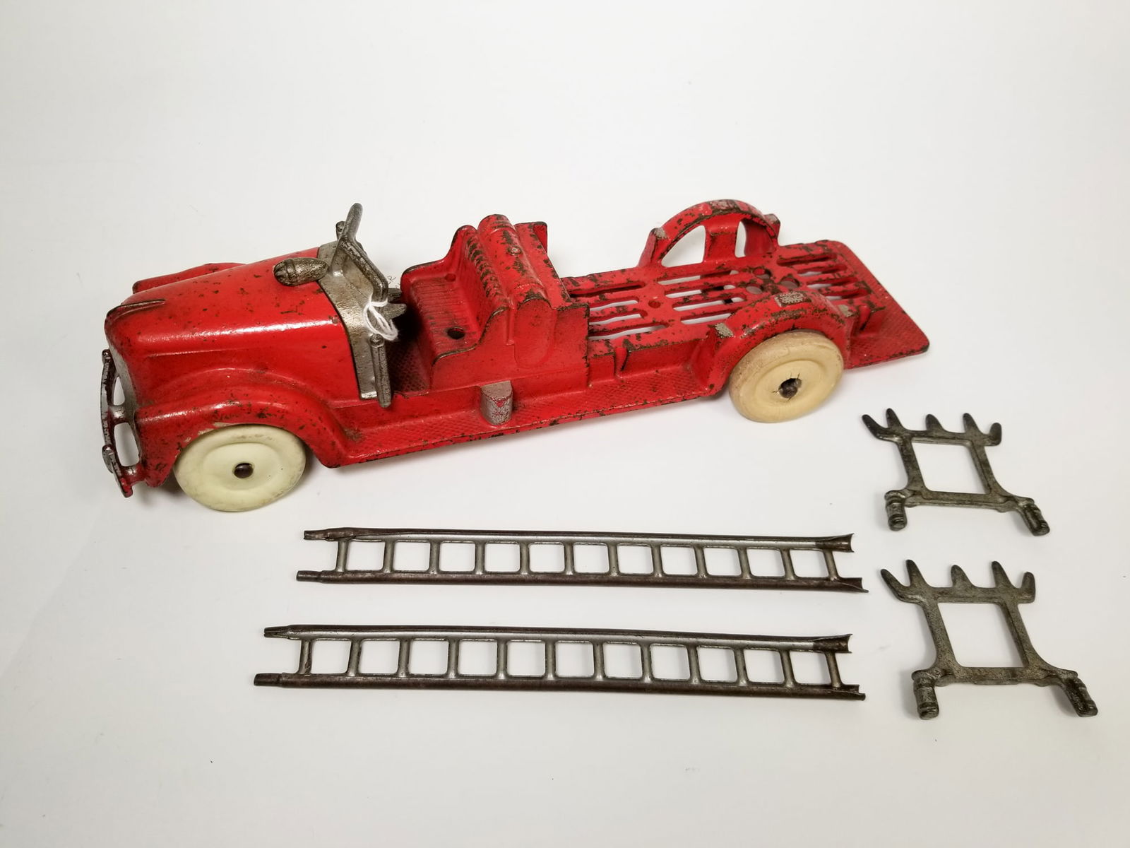 Hubley Cast Iron Ladder Truck (1 of 10)