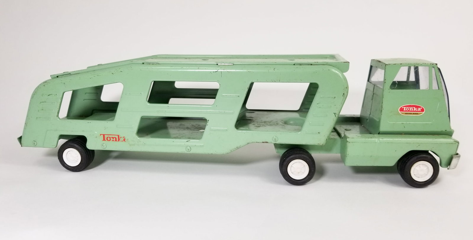 Tonka Vintage Pressed Steel Teal Car Hauler: Tonka Vintage Pressed Steel Teal Car Hauler Size 5" x 20" x 5" Literature Brooks Auction is not responsible for outbids. Questions? Call the office at (856) 694-2960 or email us directly at info@bro