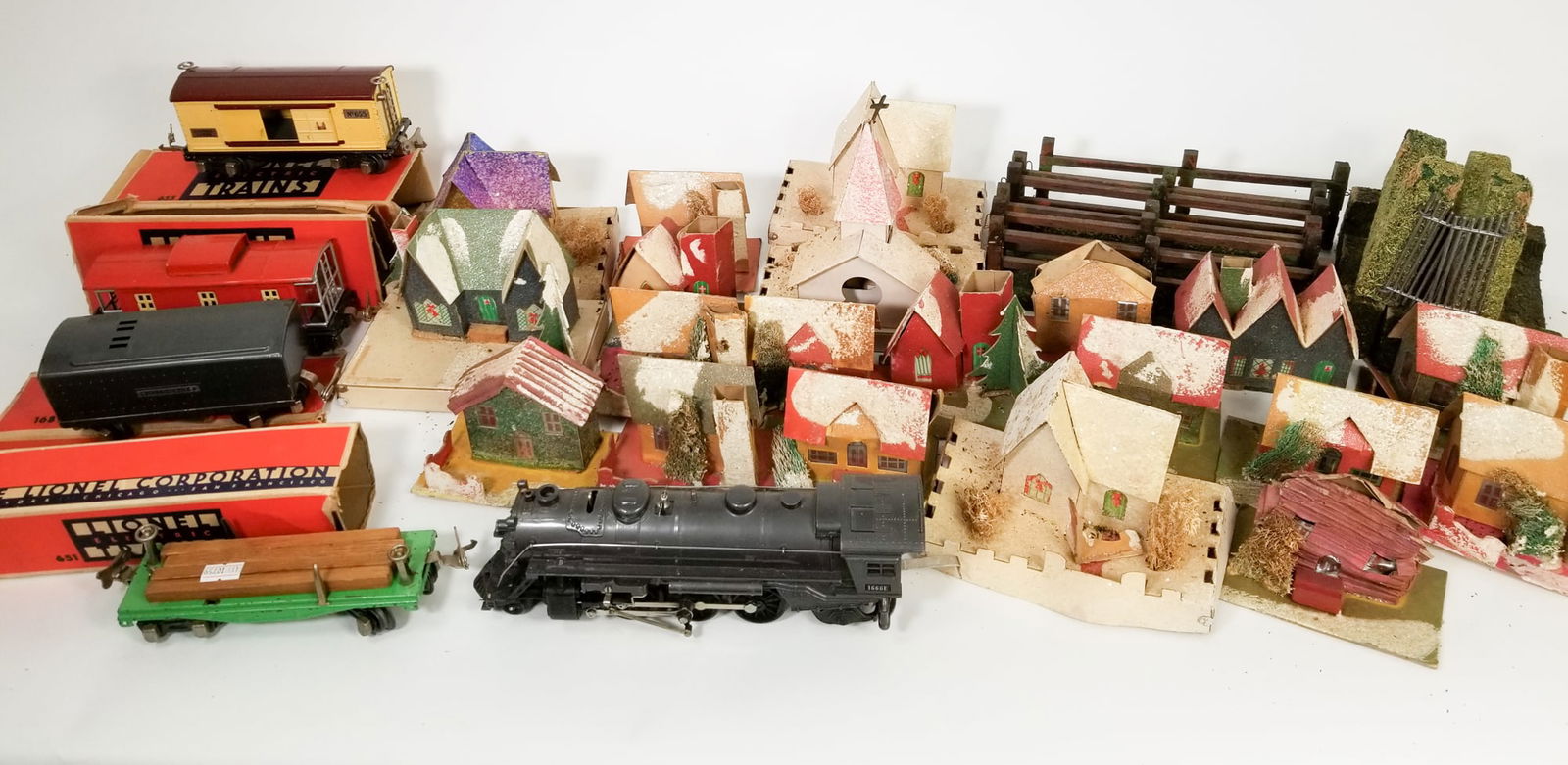 Lionel Vintage Model Railroad Cars and Paper Houses (1 of 8)