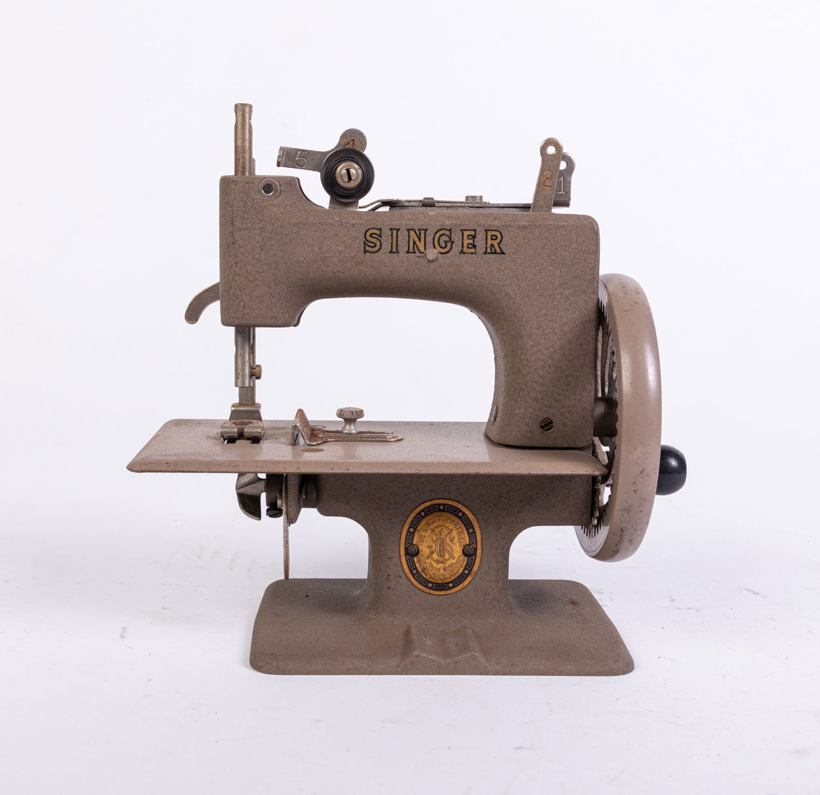 Singer Sewing Machine Beige Model 20 Children's Miniature Sewing Machine: Singer Sewing Machine Beige Model 20 Children's...