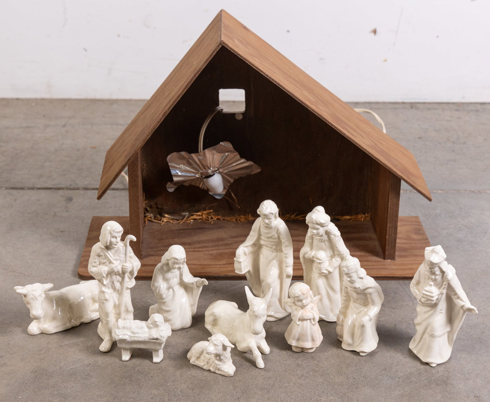 Goebel Hummel White Christmas Nativity Set (1 of 9)