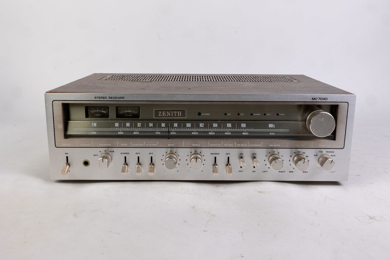 Zenith MC7040 Stereo Receiver: Zenith MC7040 Stereo Receiver Size 6" x 18" x 12"