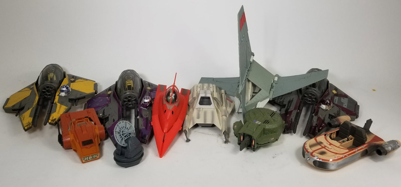 Lot of Vintage Star Wars Toys: Lot of Vintage Star Wars Toys: mace windu jedi starfighter 2004 - 1997 kenner snowspeeder - kenner cloud car 1997 - and more Size 7" x 12" x 12"