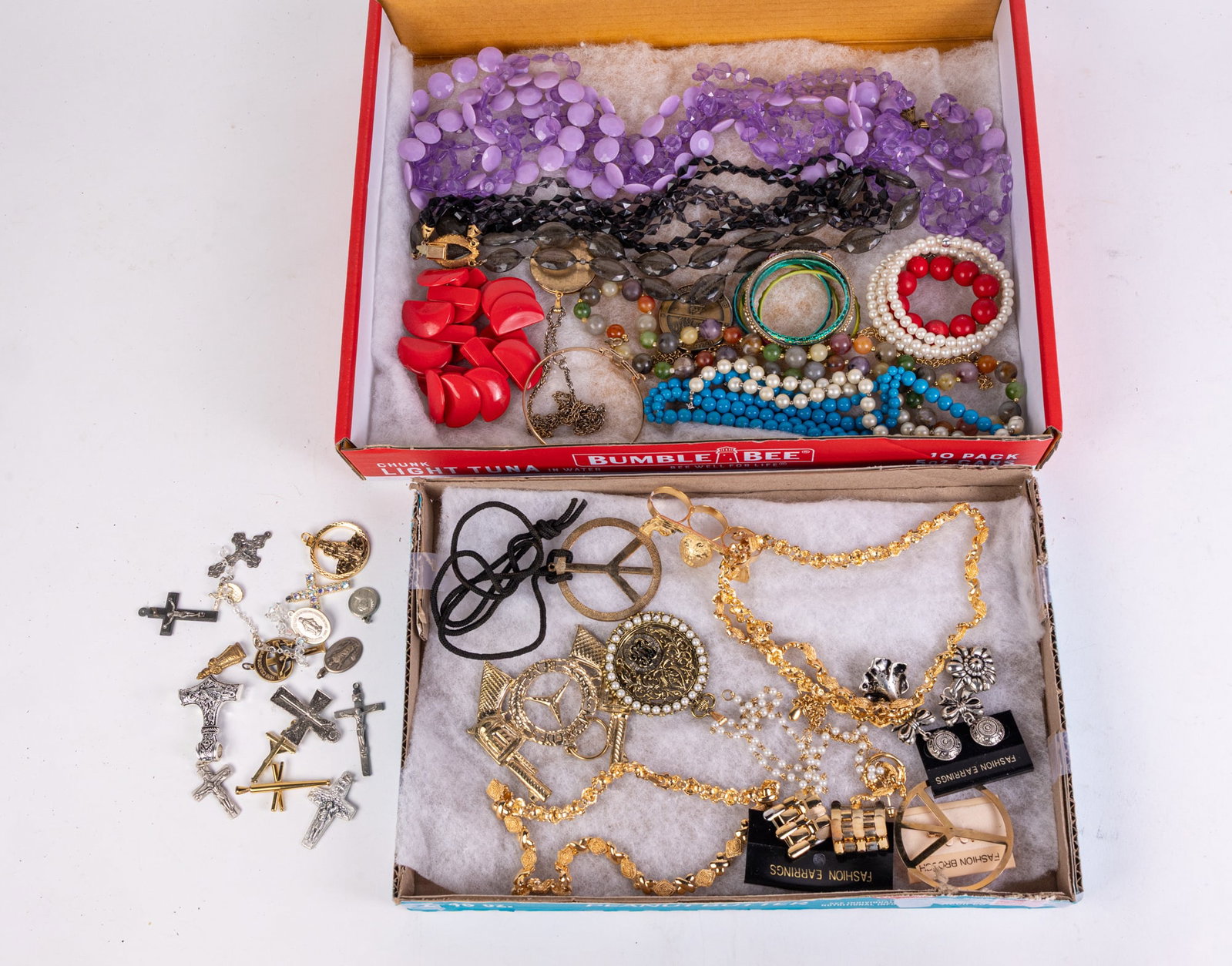 Costume Jewelry and Religious Pendants: Costume Jewelry and Religious Pendants Literature Brooks Auction is not responsible for outbids. Questions? Call the office at (856) 694-2960 or email us directly at info@brooks.auction. • Pleas