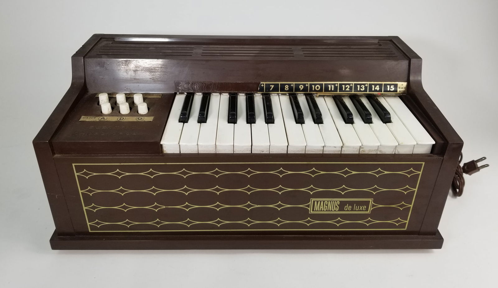 MAGNUS de luxe Electric Chord Organ: MAGNUS de luxe Electric Chord Organ, tested and working. sounds great! Size 8" x 19" x 9" Literature Brooks Auction is not responsible for outbids. Questions? Call the office at (856) 694-2960 or em