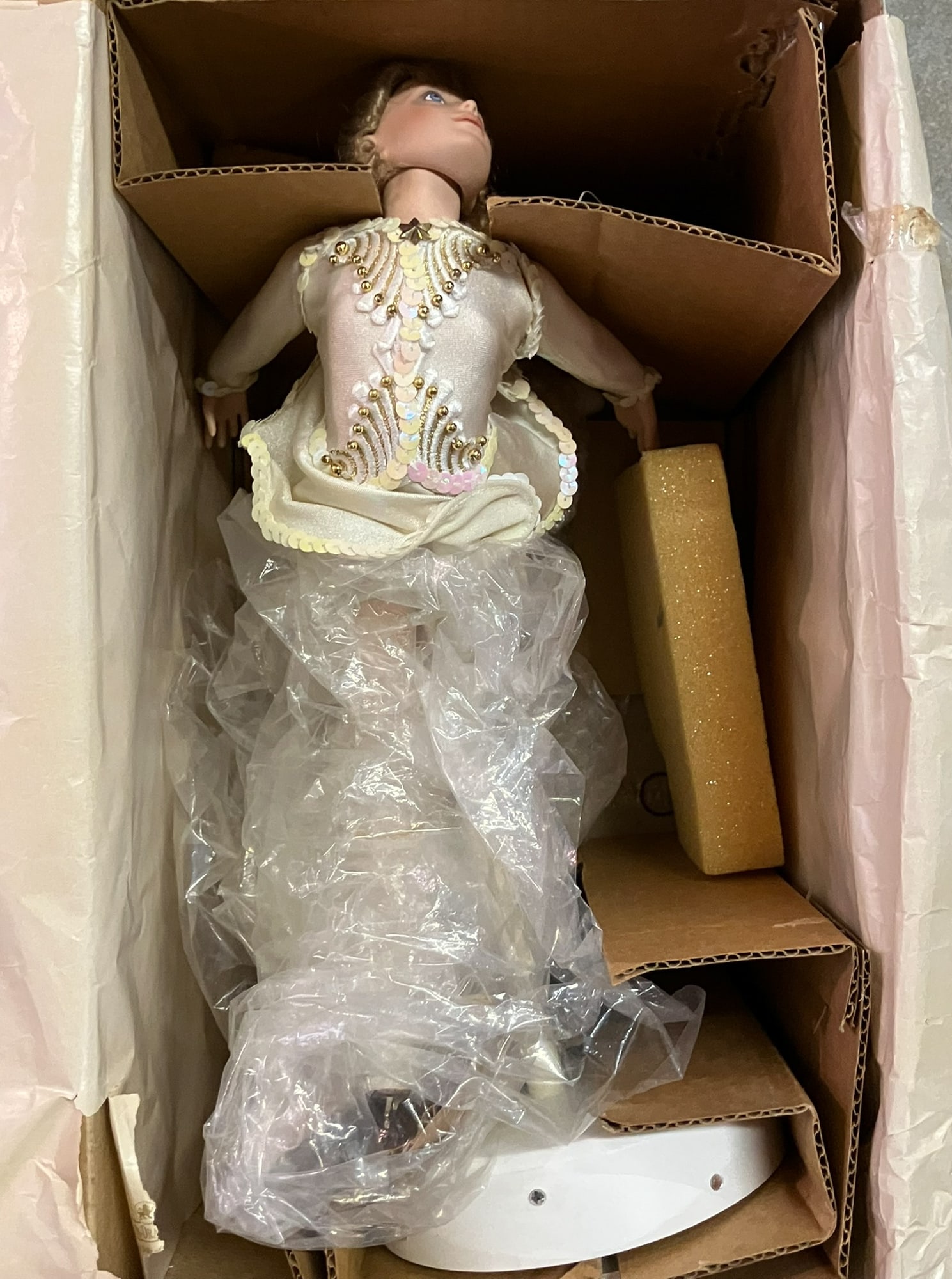 Ashton Drake "Winning Style" Doll in original box: Ashton Drake "Winning Style" Doll in original box Literature Brooks Auction is not responsible for outbids. Questions? Call the office at (856) 694-2960 or email us directly at info@brooks.auction. &#