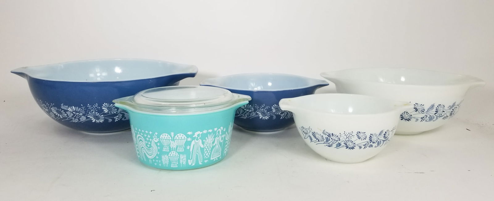 Lot of Vintage Pyrex Dishes: Lot of Vintage Pyrex Dishes Size 7" x 12" x 12" (box size) Literature Brooks Auction is not responsible for outbids. Questions? Call the office at (856) 694-2960 or email us directly at info@brooks.