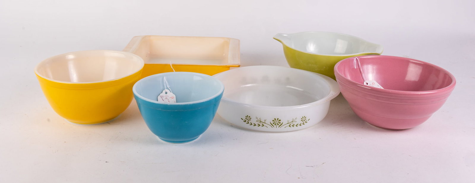 Vintage Bakeware Featuring Pyrex: Vintage Bakeware Featuring Pyrex Size 7" x 12" x 12" Literature Brooks Auction is not responsible for outbids. Questions? Call the office at (856) 694-2960 or email us directly at info@brooks.auctio