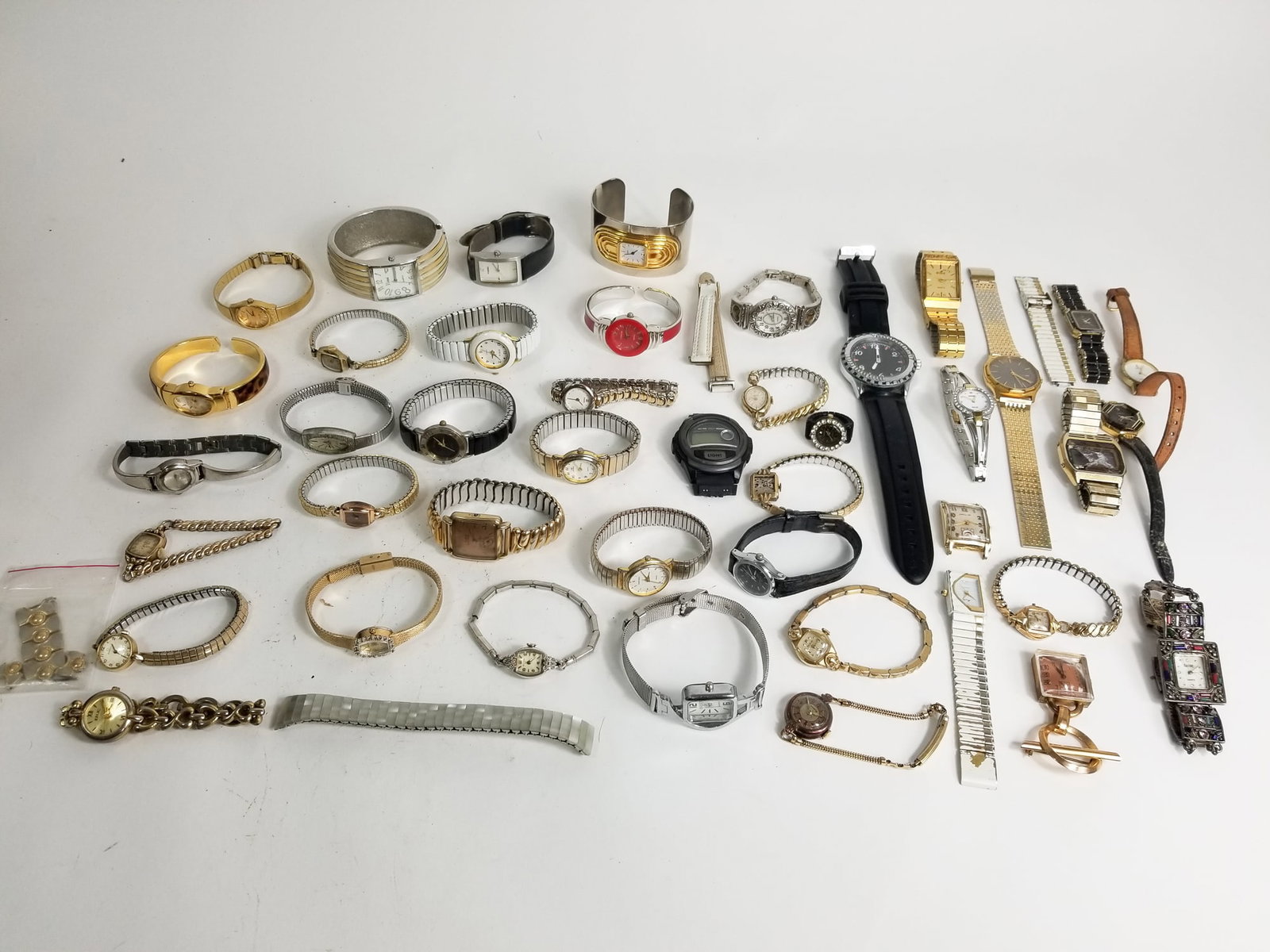 Vintage and Contemporary Assortment of Watches: Vintage and Contemporary Assortment of Watches Literature Brooks Auction is not responsible for outbids. Questions? Call the office at (856) 694-2960 or email us directly at info@brooks.auction. ̶