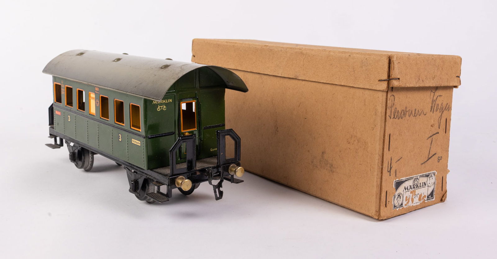 MÄRKLIN Personenwagen 1807/1 "DONNERBüCHSE" in Box: MÄRKLIN Personenwagen 1807/1 "DONNERBüCHSE" in Box: the train body markings read "Ci 18,1t Kkpbr 56PI. 18071 Mainz Deutsche Reichsbahn Raucher 3 3 Nichtraucher Marklin Germany Size 12" x 4"