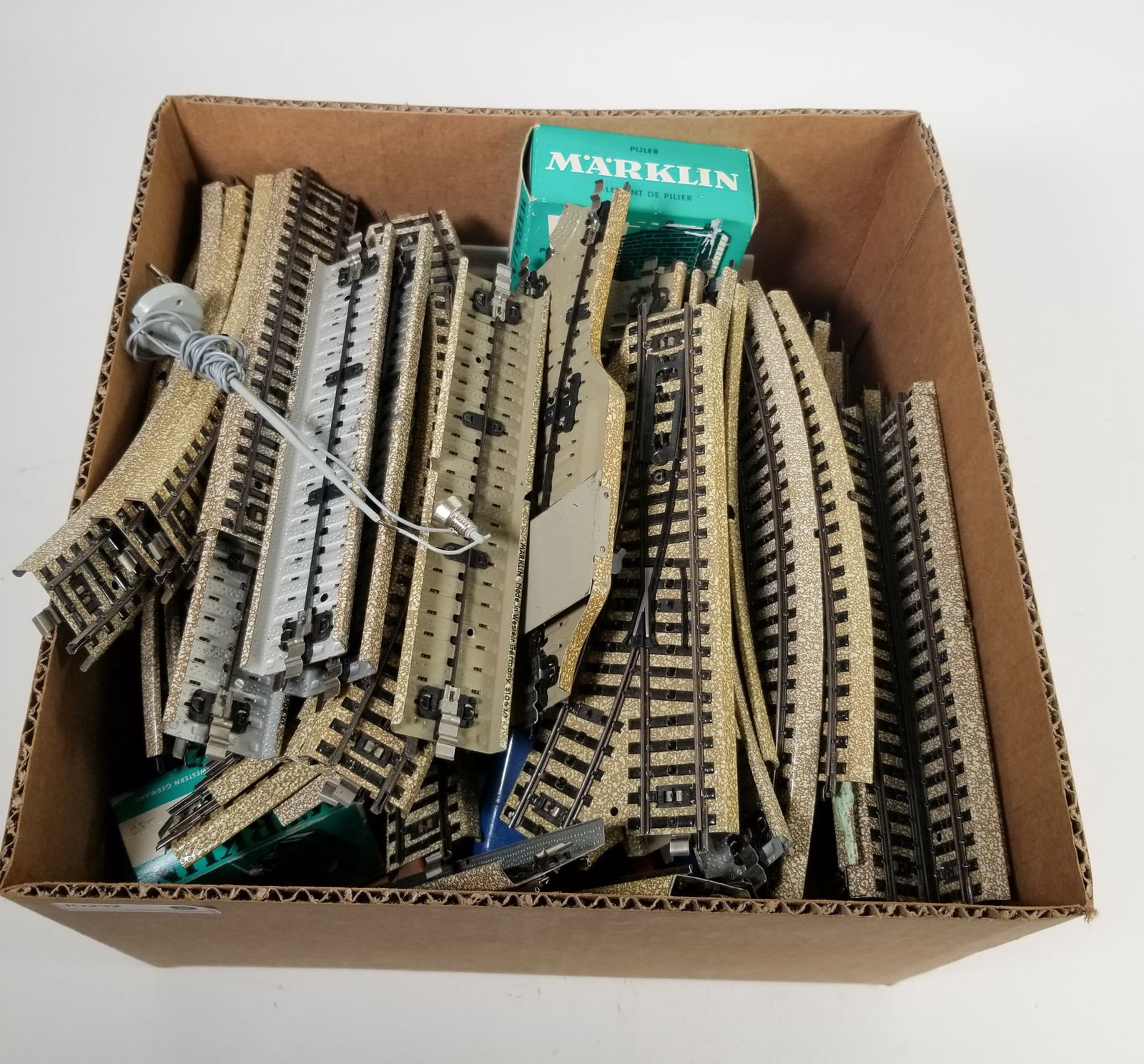 Lot of Assorted Marklin Model Railroad Accessories: Lot of Assorted Marklin Model Railroad Accessories Size 2" x 4" x 3" Literature Brooks Auction is not responsible for outbids. Questions? Call the office at (856) 694-2960 or email us directly at in