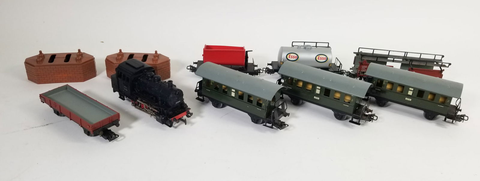 Assorted Marklin Model Railroad Trains: Assorted Marklin Model Railroad Trains Size 2" x 5" x 1" Literature Brooks Auction is not responsible for outbids. Questions? Call the office at (856) 694-2960 or email us directly at info@brooks.au