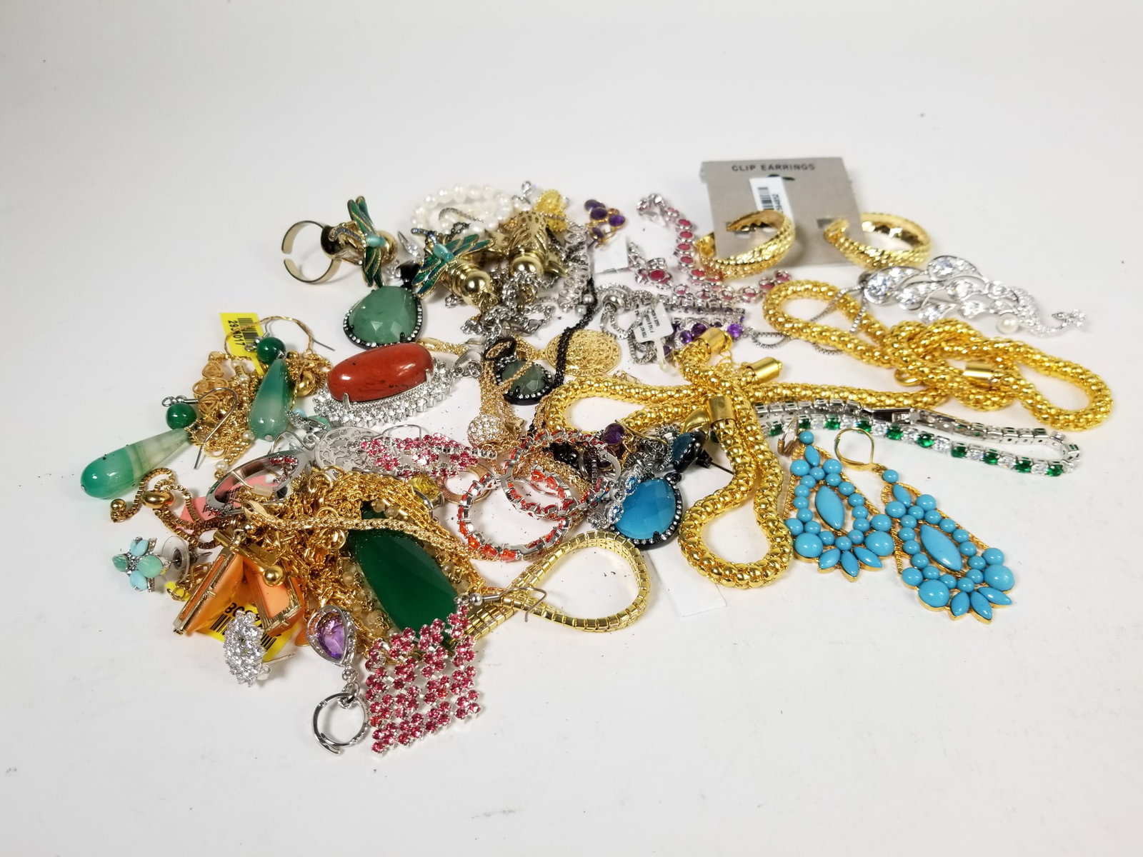Assortment of Costume Jewelry: Assortment of Costume Jewelry Literature Brooks Auction is not responsible for outbids. Questions? Call the office at (856) 694-2960 or email us directly at info@brooks.auction. • Please read de