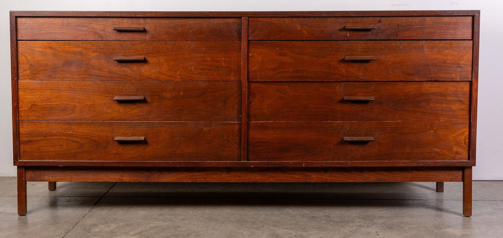 Vintage Mid Century Modern MCM Dresser: Vintage Mid Century Modern MCM Dresser, Vintage dresser in typical mid century modern style with eight drawers, wooden drawer pulls. Good condition but shows sign of wear and use from age. Size 32"x 7