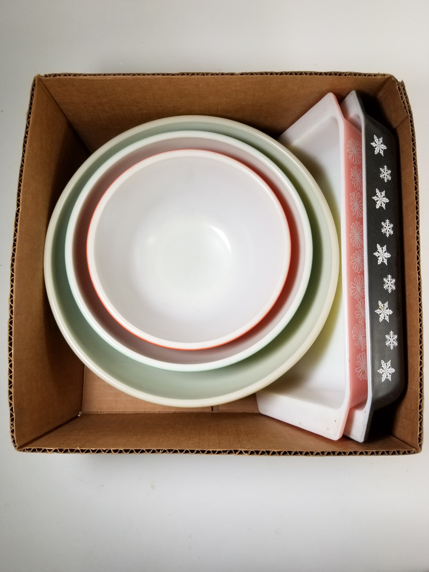 Assorted Pieces of Vintage Pyrex: Assorted Pieces of Vintage Pyrex Size 7" x 12" x 12" Literature Brooks Auction – Online Auction Terms & Conditions ———————————&#