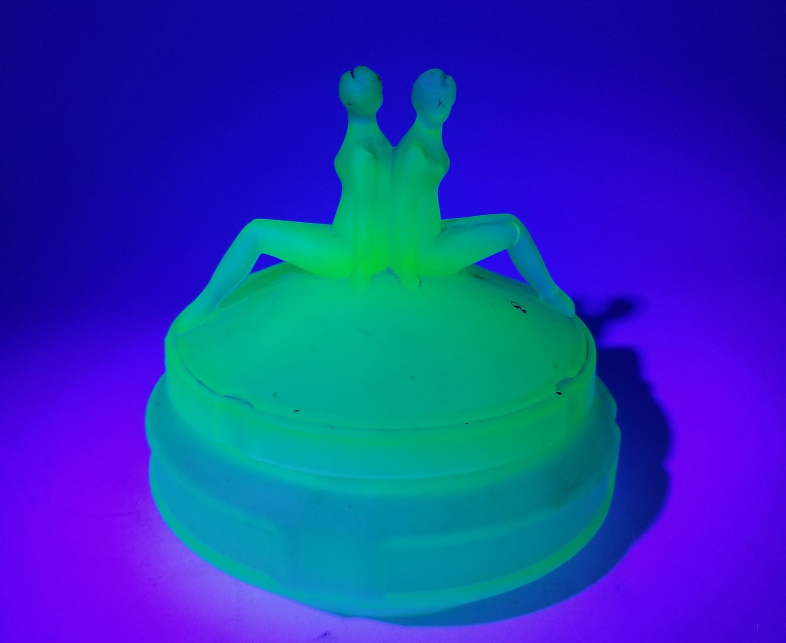 L.E. Smith "The Twins" Figural Uranium Glass Powder Jar (1 of 6)