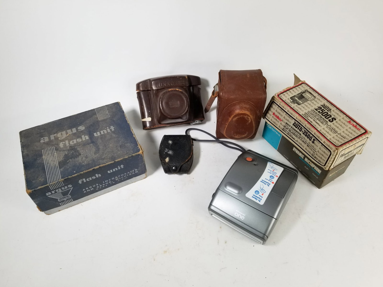 Lot of Assorted Vintage Cameras (1 of 3)
