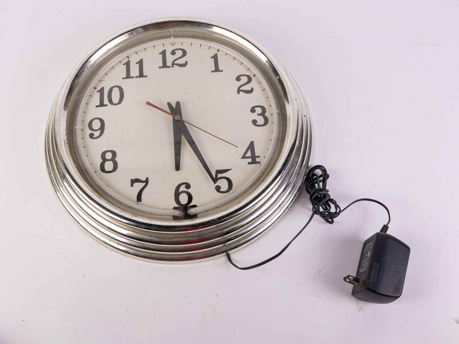 Neon Lit Wall Clock w/ Alternating Colors: Neon Lit Wall Clock w/ Alternating Colors Size 14" x 14" Literature Brooks Auction – Online Auction Terms & Conditions ——————————̵