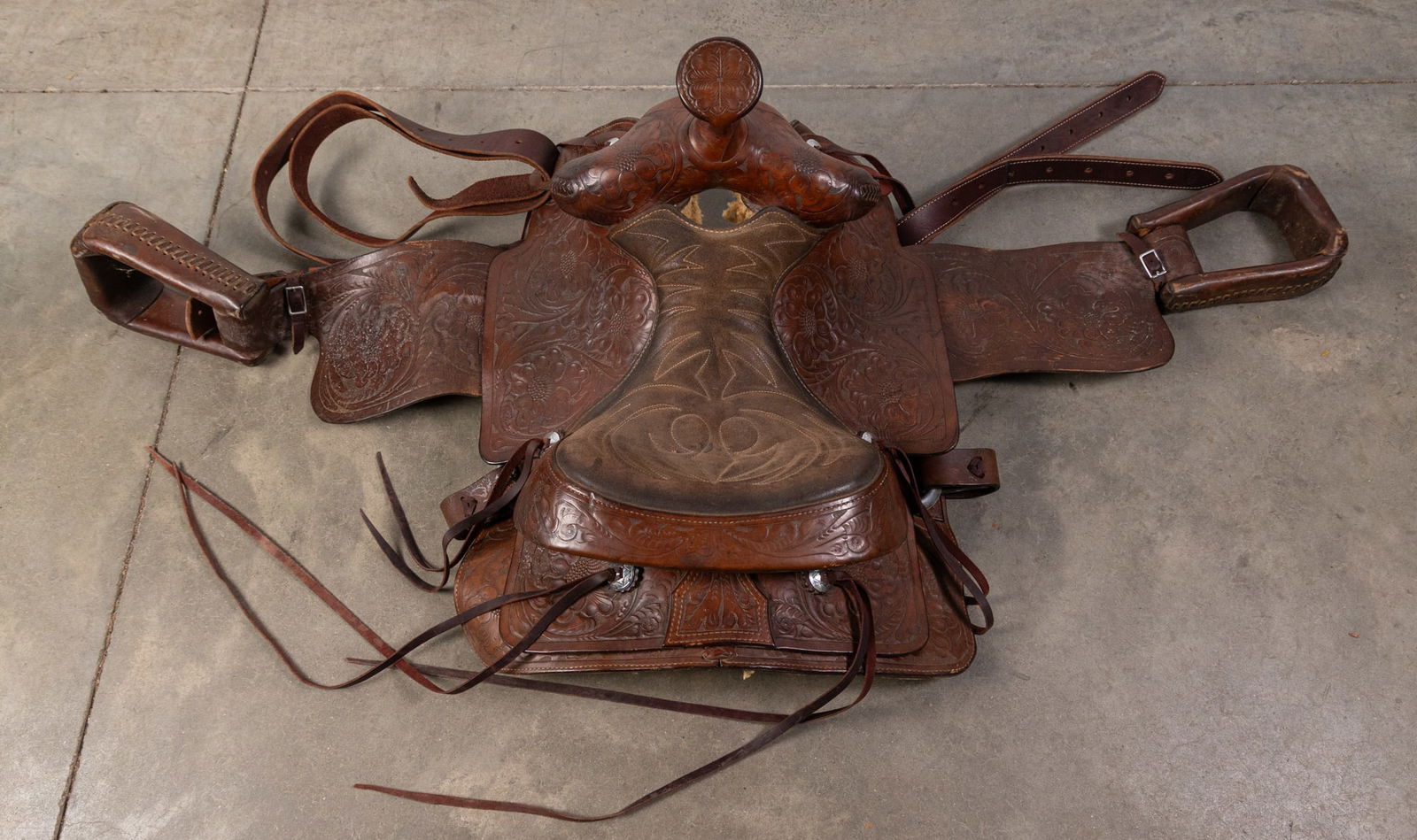 Vintage Restored "G. H. Vaught Rockwall,Tex" Hand Tooled Leather Western Saddle (1 of 9)