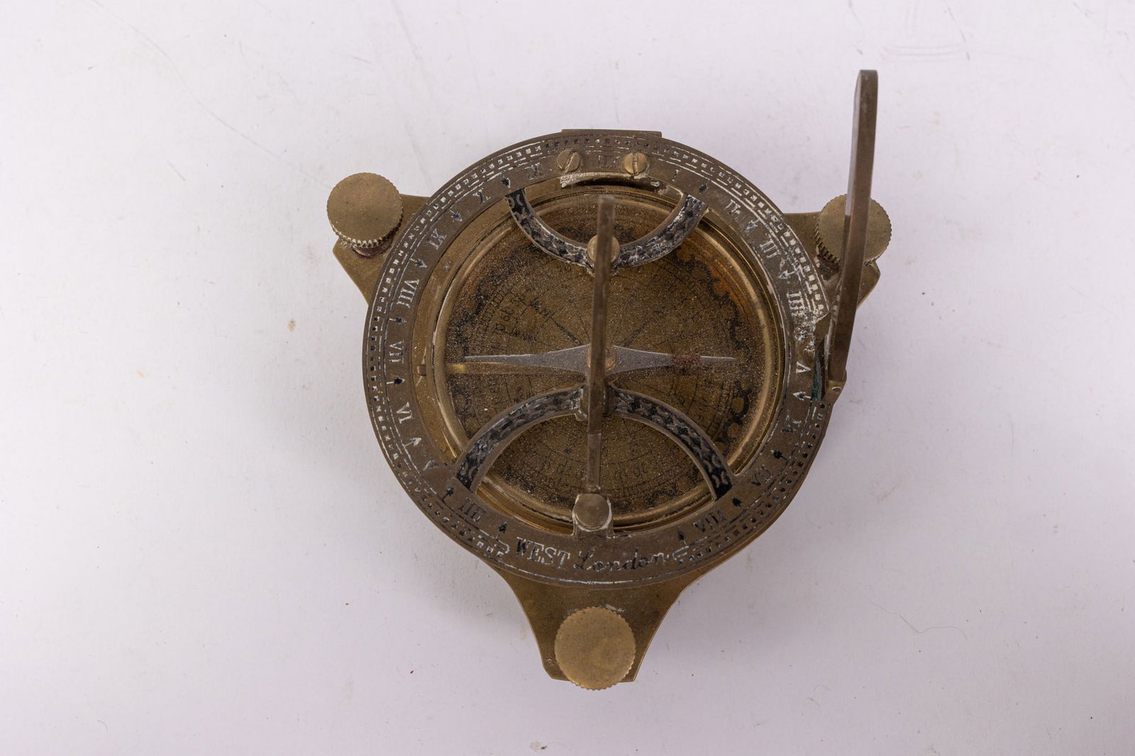 Vintage West London Brass Compass with Sundial: Vintage West London Brass Compass with Sundial Literature Brooks Auction is not responsible for outbids. Questions? Call the office at (856) 694-2960 or email us directly at info@brooks.auction. R