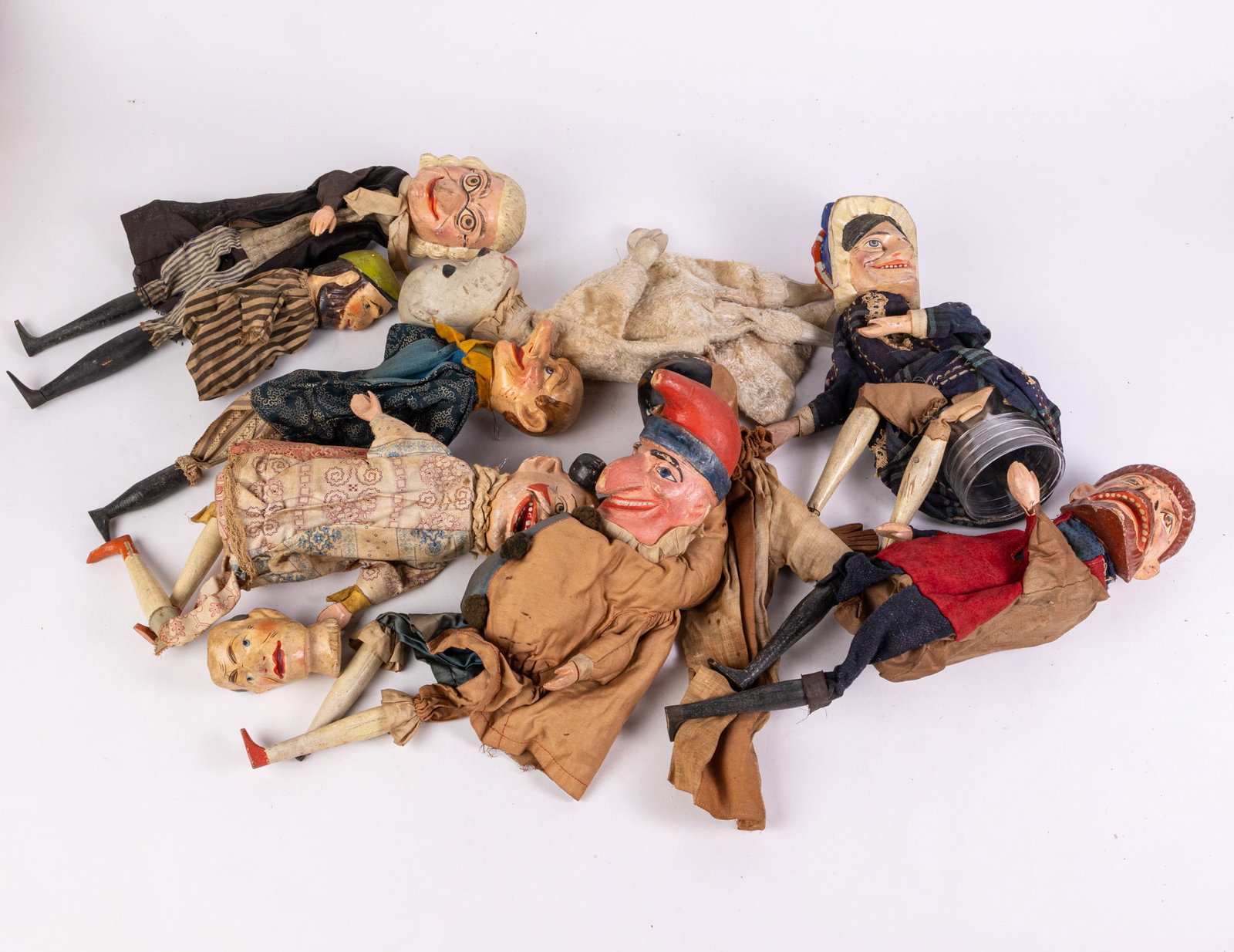 Antique Carved Wooden Glove Hand Puppets: Antique Carved Wooden Glove Hand Puppets Size 7" x 12" x 12" Literature Brooks Auction is not responsible for outbids. Questions? Call the office at (856) 694-2960 or email us directly at info@brook