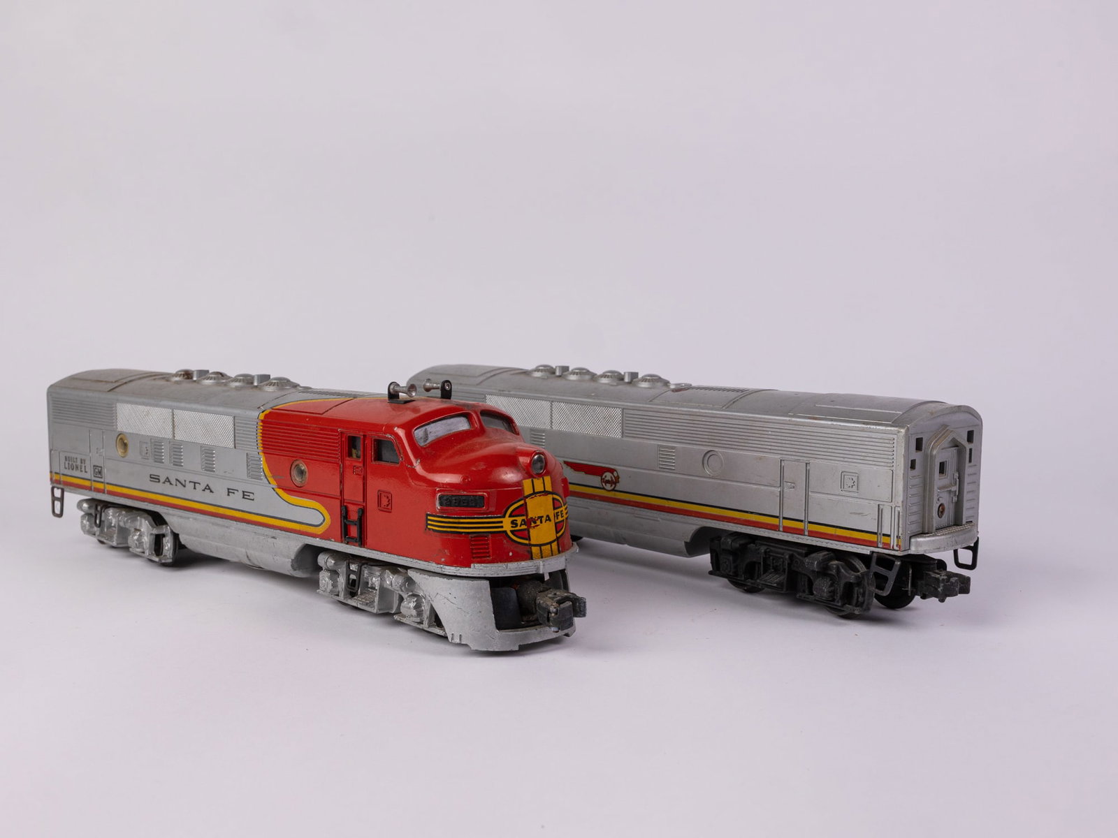 Lionel 2353 and Type F38 Diesel Electric Unit Santa Fe Model Trains (1 of 11)