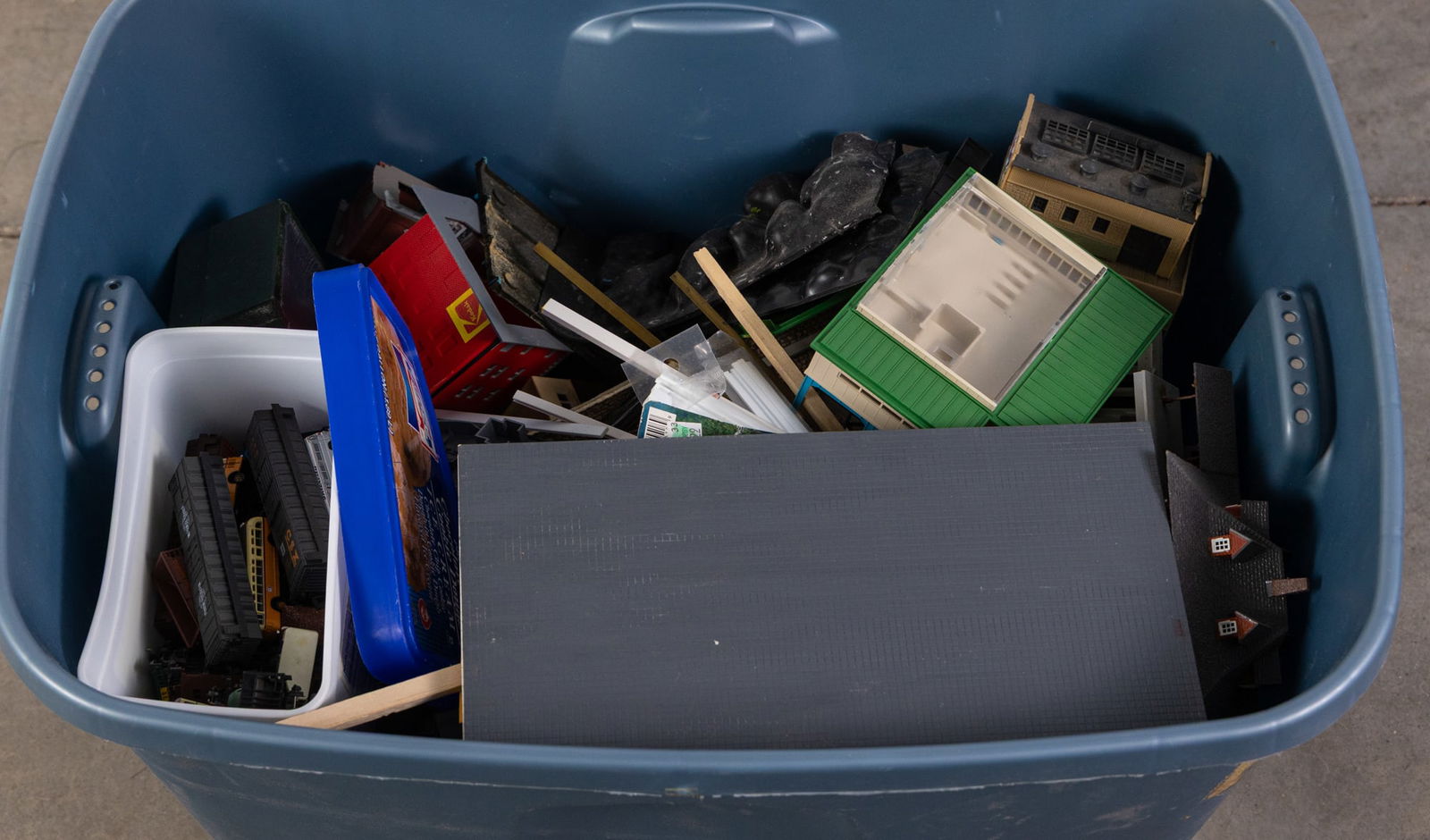 Assorted Model Railroad Accessories (1 of 6)