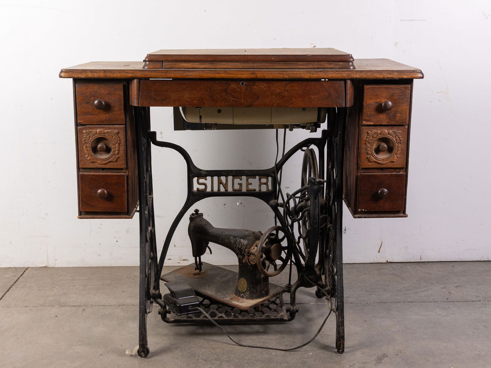 Antique Singer Sewing Table with Iron Treadle (1 of 5)