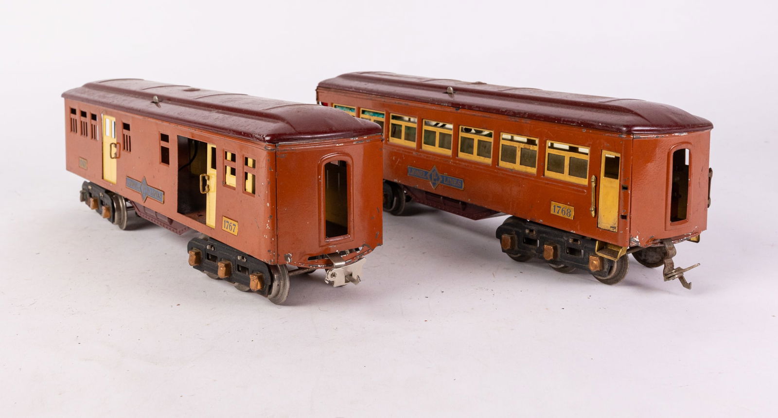Two Lionel Passenger Cars (1 of 4)