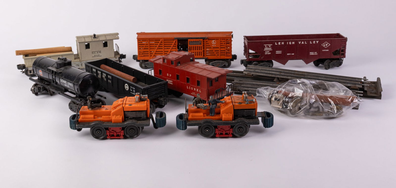 Assorted Lionel Model Railroad Train Cars (1 of 10)