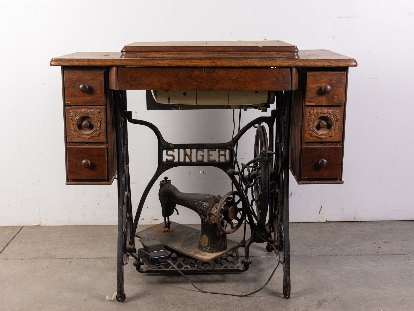 Antique Singer Sewing Table with Iron Treadle (1 of 5)