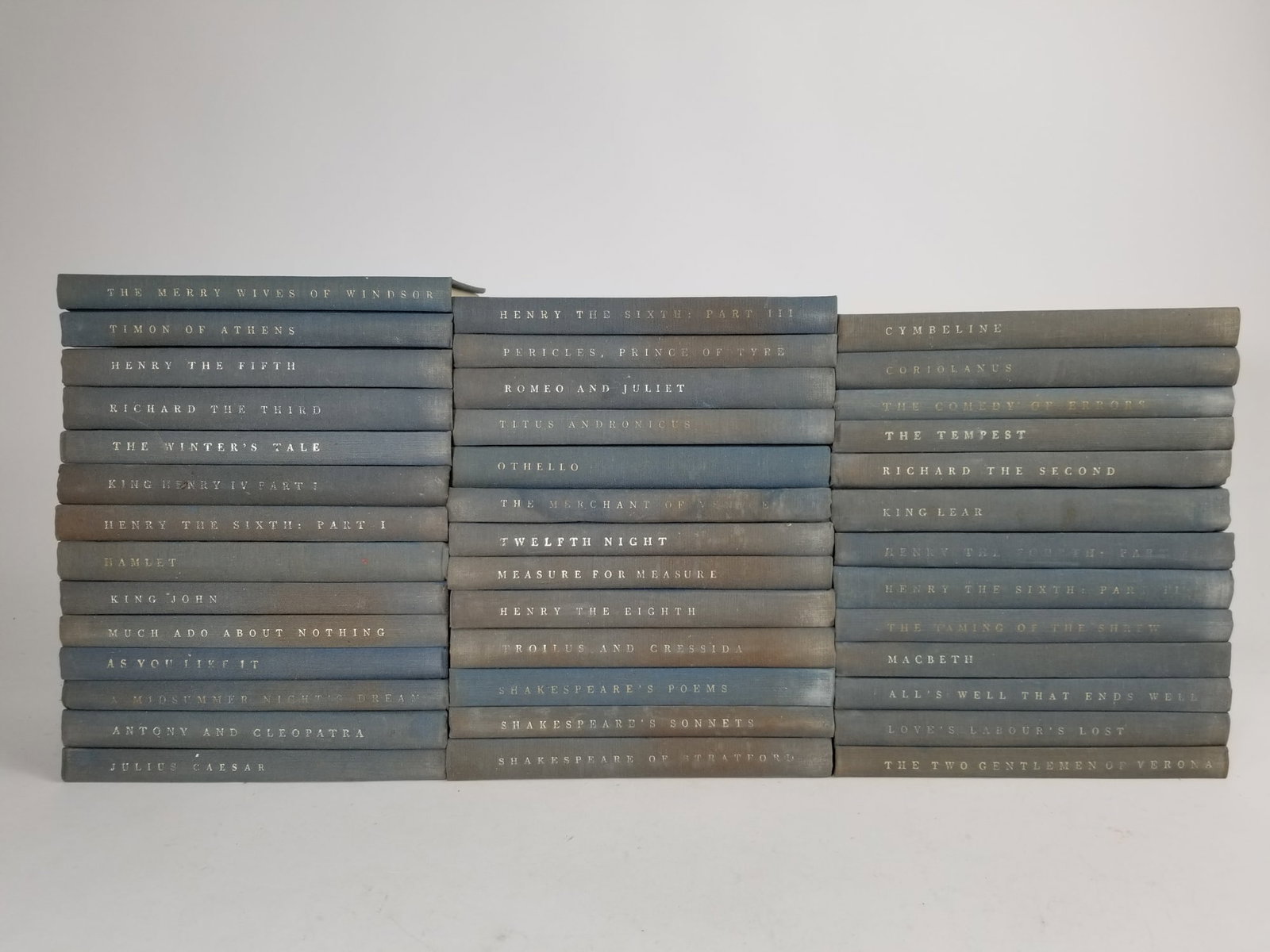 Yale Works of Shakespeare 40 Volume Set: Yale Works of Shakespeare 40 Volume Set, A complete set of the works of William Shakespeare by Yale University Press, hardcover and clothbound. Eighth printing, 1963. Size 7" x 12" x 12" Literature Br